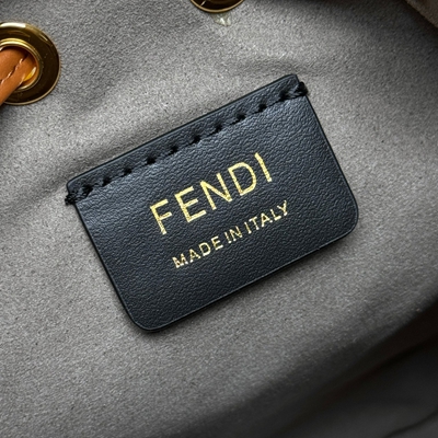 フェンディバッグ着用イメージ